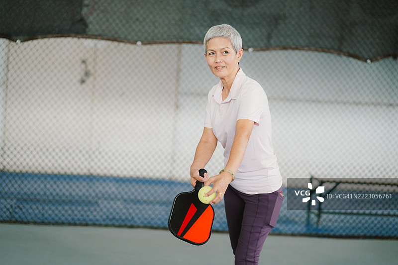 积极老龄化：手握球拍，准备好玩耍图片素材