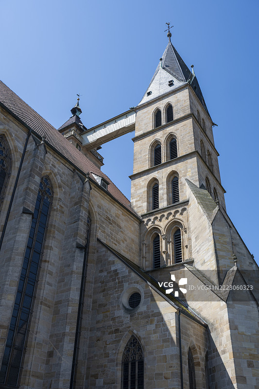 埃斯林根老城的圣迪奥尼教堂双塔的详细视图，位于德国巴登-符腾堡州埃斯林根区，欧洲。图片素材
