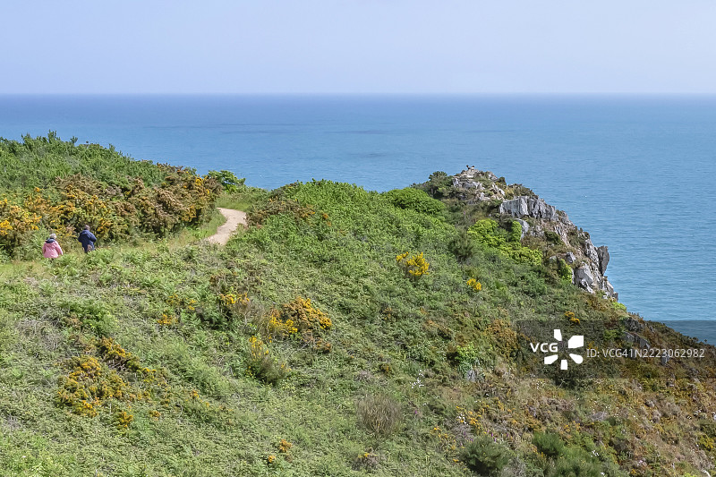 在法国布列塔尼地区，位于科特迪瓦省的圣布里厄湾，普卢哈的最高岩石岬角，徒步旅行者在GR 34长途徒步旅行路线和标识的旅游路线“悬崖之路”上可达。图片素材