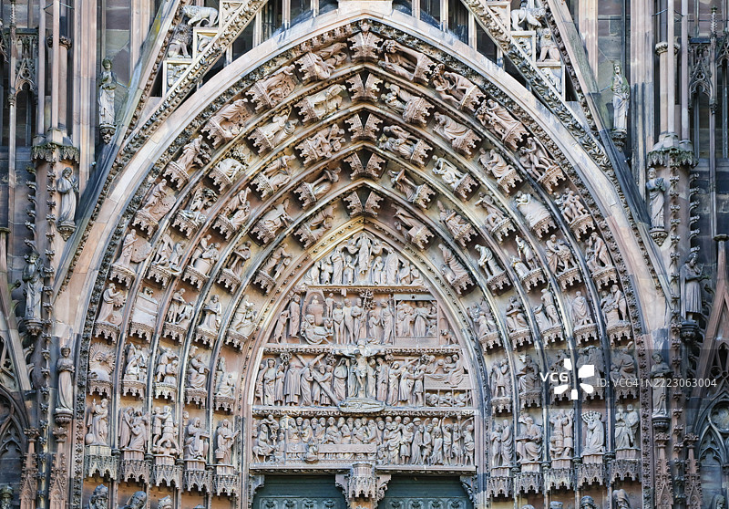 法国斯特拉斯堡老城区,斯特拉斯堡,下莱茵省,阿尔萨斯,大东部大区,欧洲,哥特式风格的斯特拉斯堡圣母大教堂西立面主门拱廊(Tympanum)图片素材