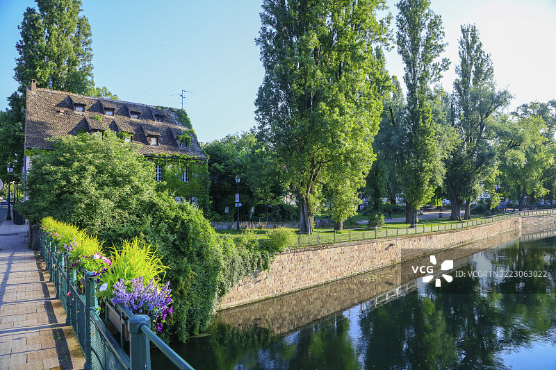 覆盖桥，跨越伊尔河支流的桥，长满植物的历史建筑，斯特拉斯堡老城，巴斯-朗省，阿尔萨斯，法兰西大东部地区，法国，欧洲图片素材