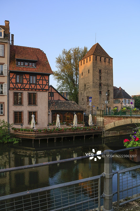 法国，欧洲，大东部大区，阿尔萨斯，阿尔萨斯，下莱茵省，斯特拉斯堡老城区，斯特拉斯堡，伊尔河支流上的桥梁和廊桥塔楼图片素材