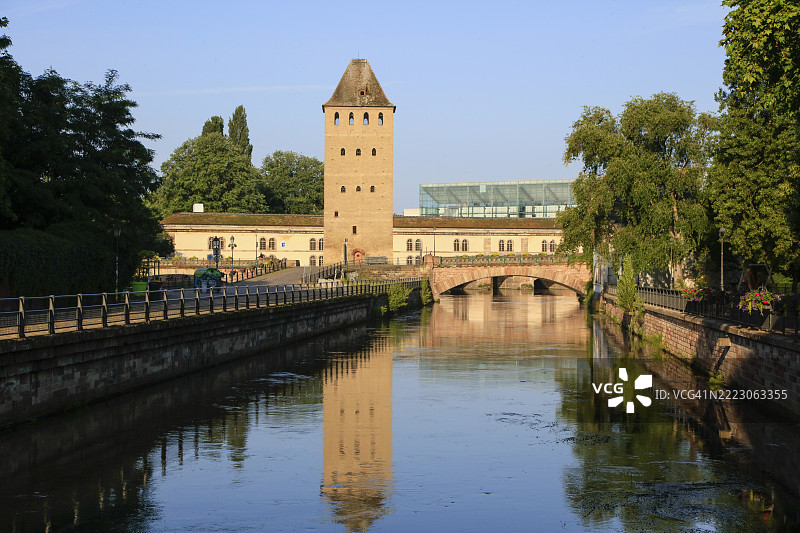 Ponts couverts, tower and bridge over a branch of the River Ill, behind Barrage Vauban, Strasbourg historic centre, Strasbourg, Bas-Rhin department, Alsace, Grand Est region, France, Europe图片素材
