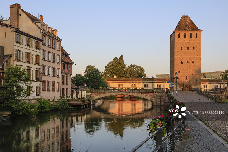 斯特拉斯堡老城的拱桥、塔楼和跨越伊尔河支流的桥，位于法国阿尔萨斯地区的下莱茵省，属于大东部地区。图片素材