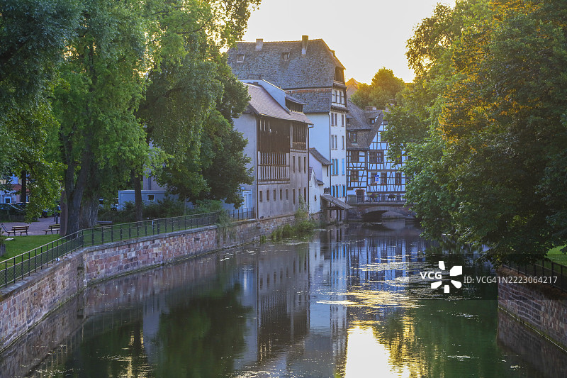 斯特拉斯堡老城区的拉小法国,曾是皮革匠和渔民的邻里,位于伊尔河的一条支流上,位于阿尔萨斯大区的巴斯-朗省,法国,欧洲。图片素材