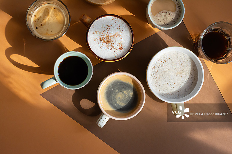 不同呈现方式的早晨咖啡，背景为橙色和陶土色。各种咖啡饮品。图片素材