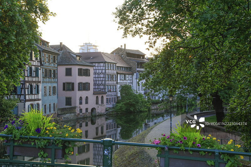 斯特拉斯堡老城区的拉小法国，曾是皮革匠和渔民的邻里，位于伊尔河的一条支流上，位于阿尔萨斯大区的巴斯-朗省，法国，欧洲。图片素材