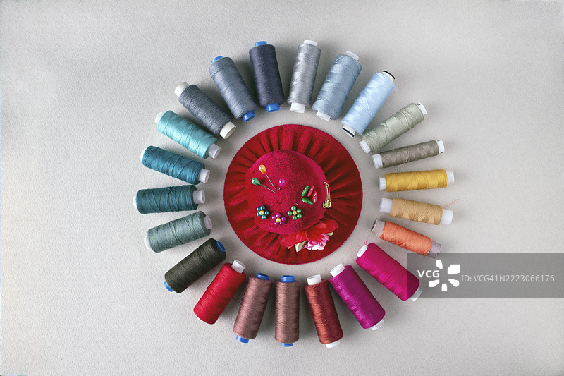 带有帽子形状的针垫和多色线的缝纫用品图片素材
