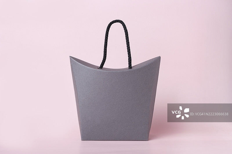 粉色背景上的灰色礼品包装，样机展示图片素材