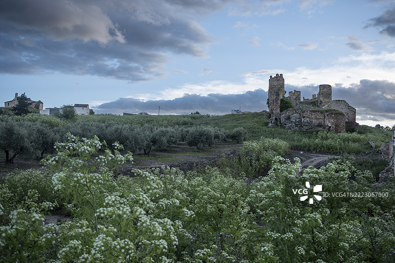 西班牙安达卢西亚哈恩的“埃尔贝鲁科”城堡在春天的日子。图片素材