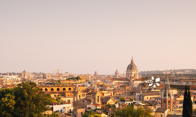 罗马城市天际线在日落时分图片素材