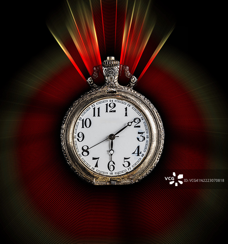 一只古董手表在黑色背景下随着时间的推移而融化。图片素材
