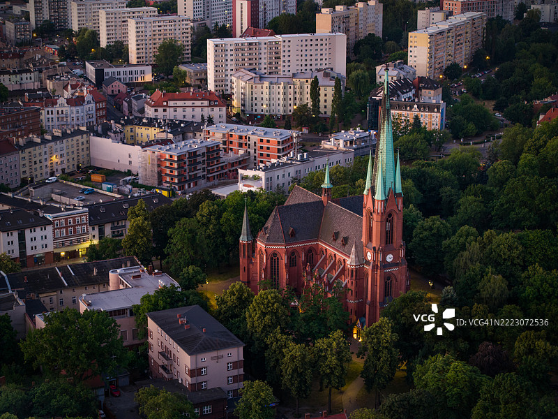 格利维采（波兰）圣彼得和圣保罗大教堂的清晨鸟瞰图图片素材