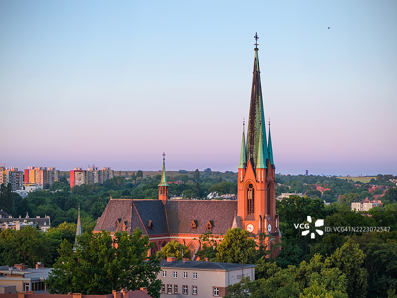 格利维采（波兰）圣彼得和圣保罗大教堂的清晨鸟瞰图图片素材