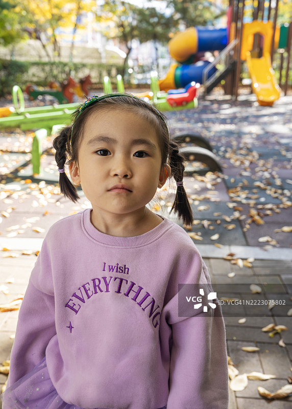 一个女孩在游乐场做着可爱的表情图片素材