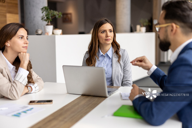 商务人士在办公室开会图片素材