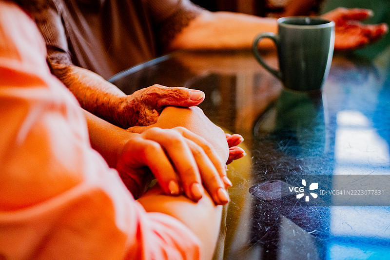 孙女握着祖母的手特写图片素材