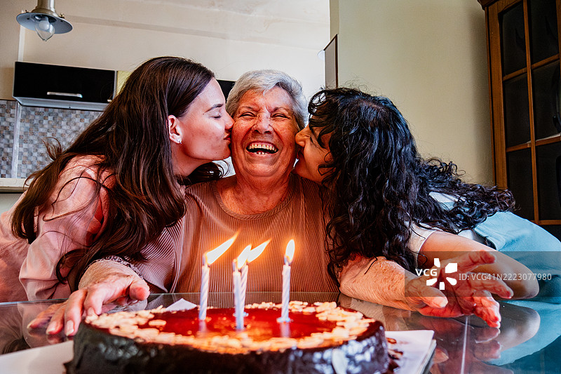 老年女性在家与女儿和孙女庆祝生日图片素材