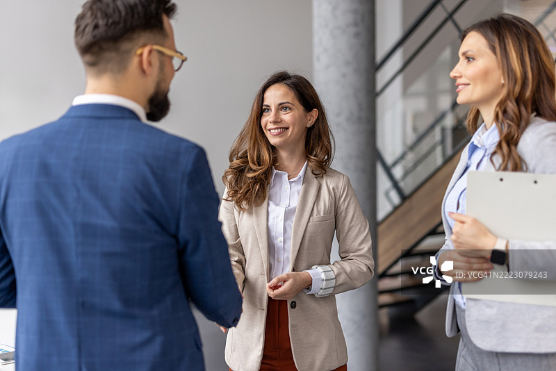 商务团队在现代办公空间讨论项目图片素材