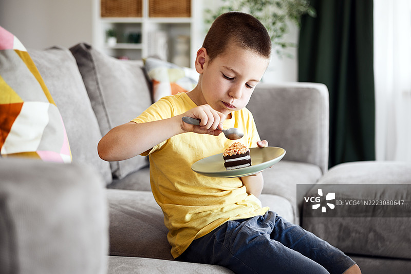 孩子在吃生日蛋糕时微笑图片素材