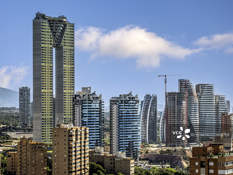 西班牙地中海沿岸现代度假小镇贝尼多姆的摩天大楼高空全景。图片素材