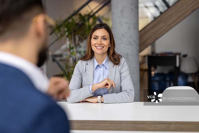 女商人在办公室会议中微笑图片素材
