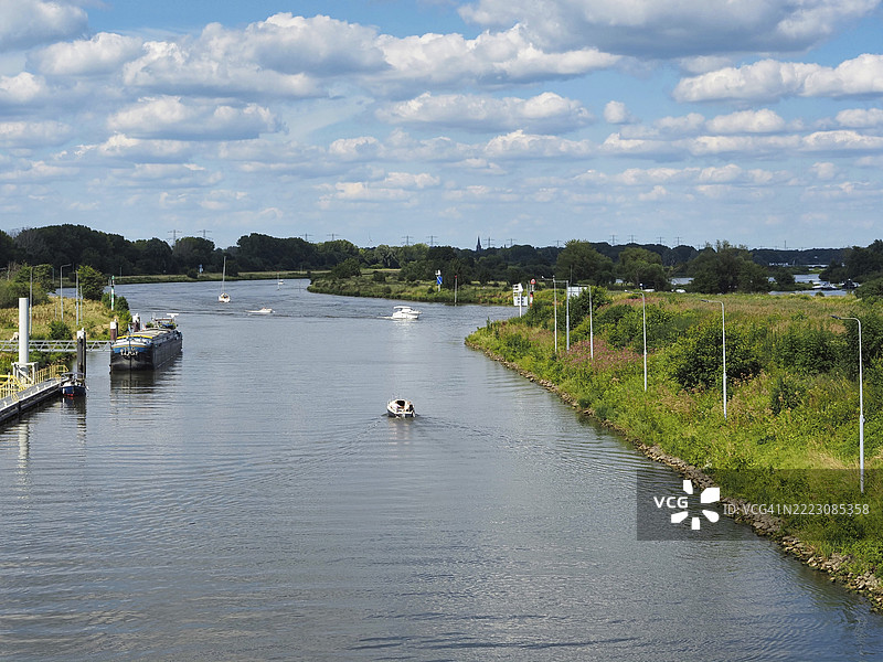 默兹河畔的风景，位于荷兰林堡省鲁尔蒙德图片素材