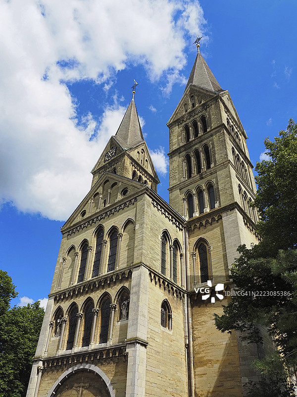 穆恩斯特教堂,建于13世纪,采用晚期罗曼式风格,前面有两座高塔,位于荷兰林堡省的罗ermond。图片素材