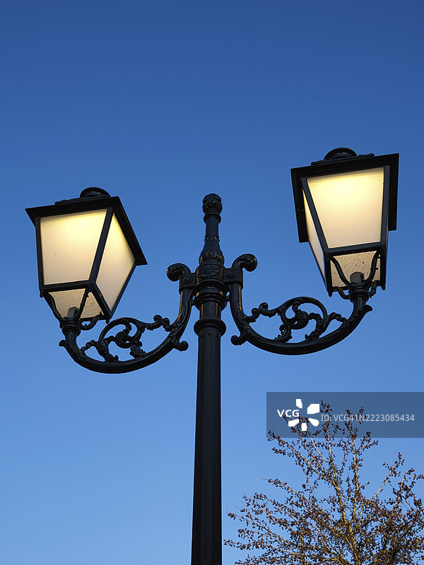 发光的复古灯笼，荷兰林堡省罗尔蒙德图片素材