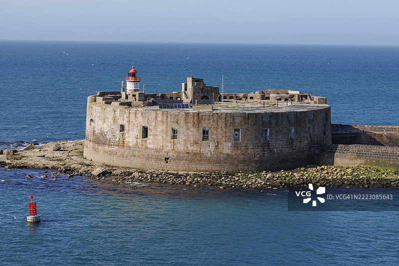 诺曼底瑟堡附近小岛上的古老灯塔堡垒，背景是蔚蓝大海，法国，欧洲图片素材