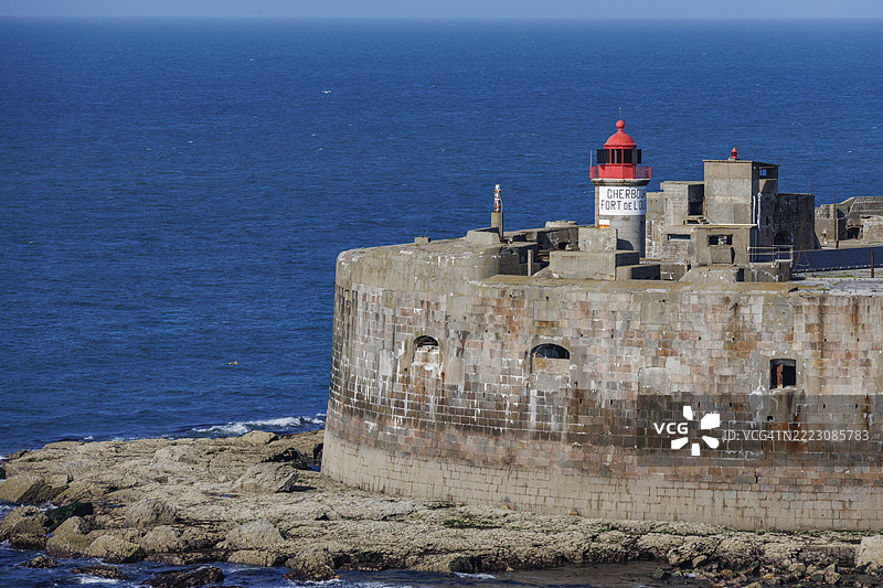 诺曼底瑟堡岩石海岸上的红色灯塔堡垒特写，法国，欧洲图片素材