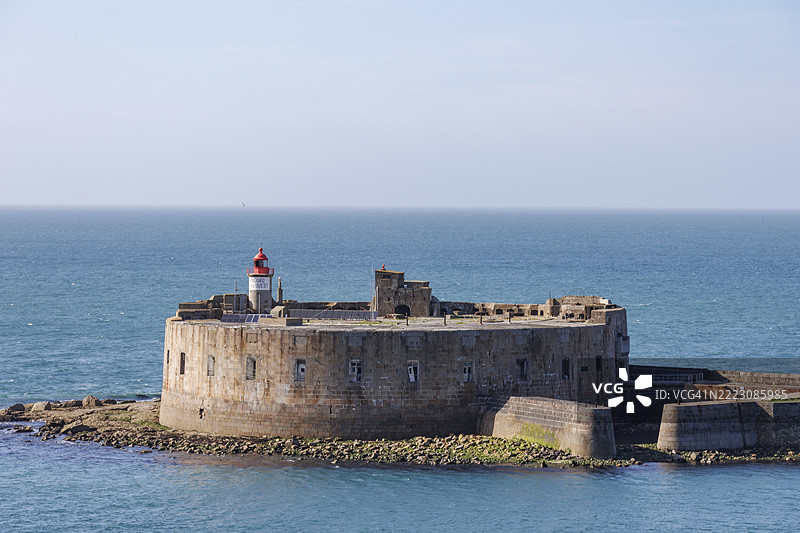 法国诺曼底瑟堡灯塔，矗立于古老要塞之上，远眺地平线壮丽景色，欧洲图片素材