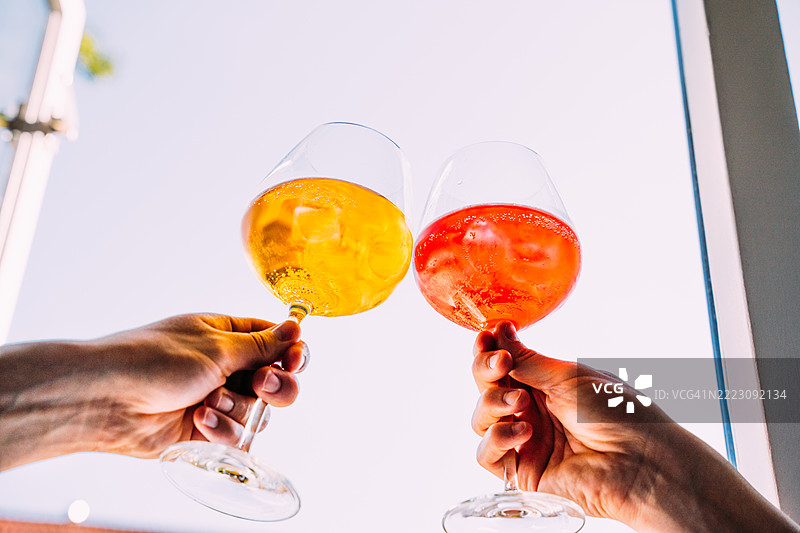 温馨的时刻，伴随着清凉爽口的生动鸡尾酒，情侣们共享。图片素材