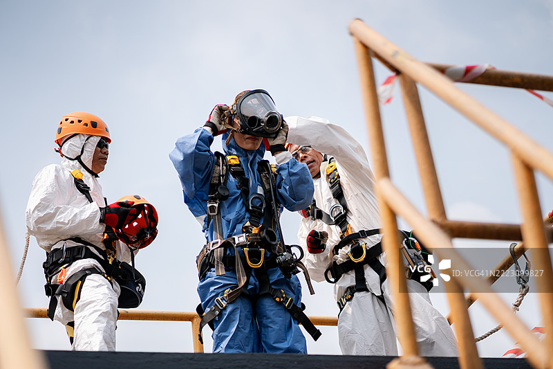 高级培训以协助管道灾难受害者，模拟使用绞盘和绳索提升和救援无法自救的伤者，符合密闭空间救援和绳索救援的概念。图片素材
