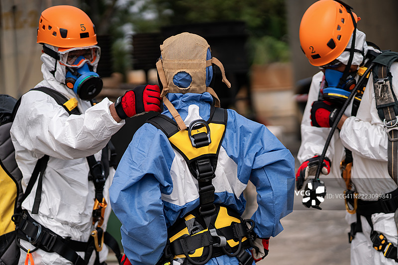高级培训以协助管道灾难受害者，模拟使用绞盘和绳索提升和救援无法自救的伤者，符合密闭空间救援和绳索救援的概念。图片素材