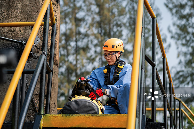高级培训以协助管道灾难受害者，模拟使用绞盘和绳索提升和救援无法自救的伤者，符合密闭空间救援和绳索救援的概念。图片素材