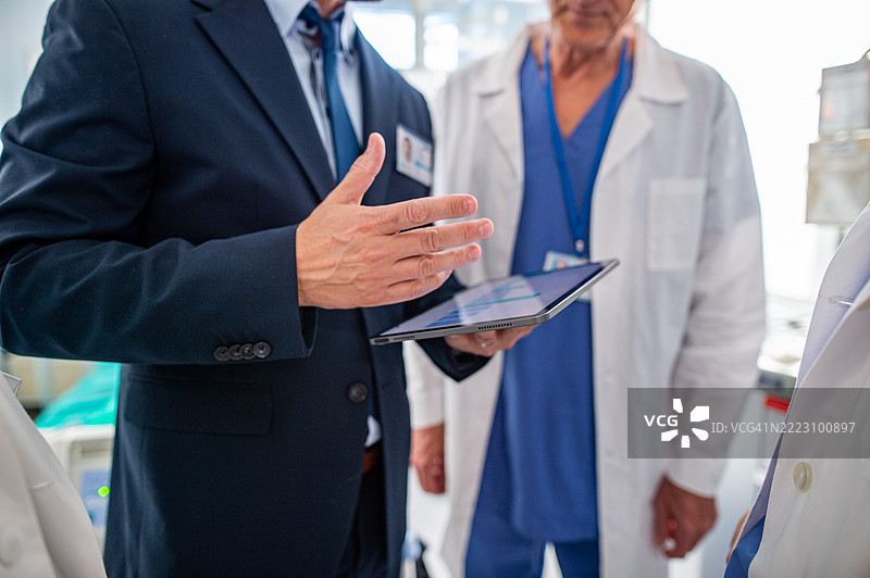医院环境中进行小组演示的医疗销售代表。图片素材
