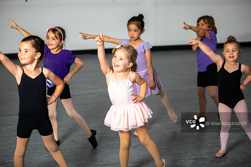 小学生在舞蹈工作室练习芭蕾和戏剧组合课程图片素材