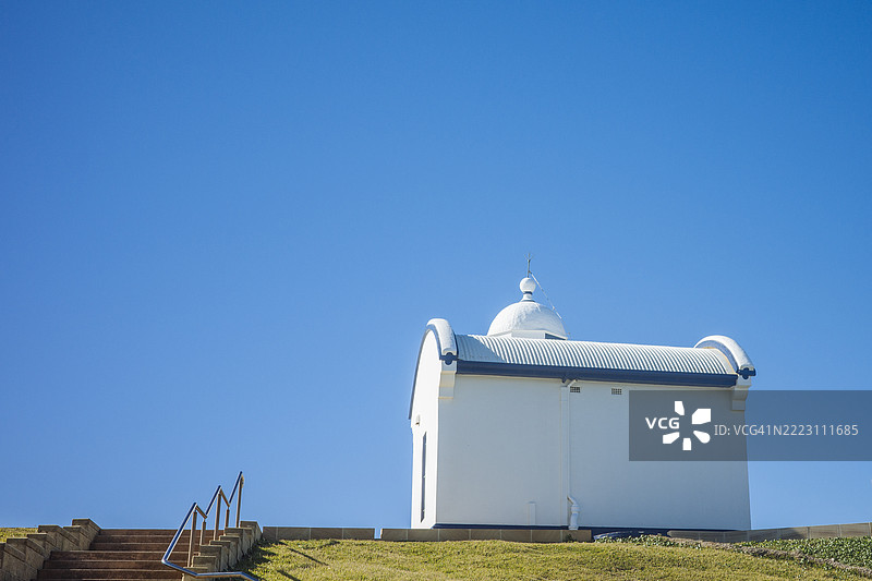 白色灯塔与蓝天背景图片素材