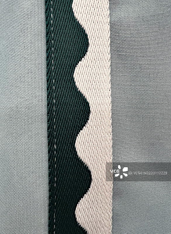 浅绿色帆布材料，带有双色缝合肩带，手袋的一部分图片素材