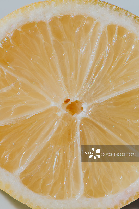 明亮的黄色柠檬片展现出多汁而鲜艳的质地，非常适合烹饪和清爽饮品使用。图片素材