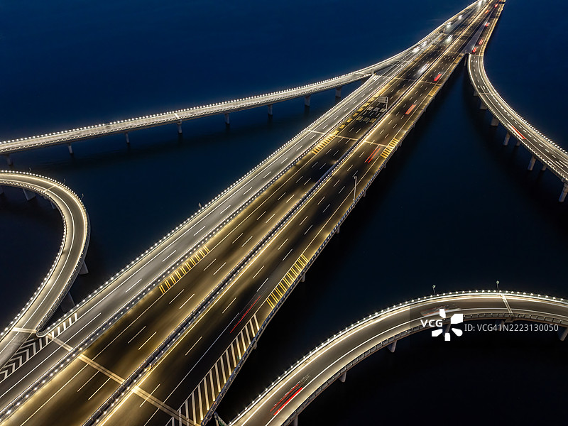 青岛胶州湾大桥的黄昏无人机航拍视角图片素材