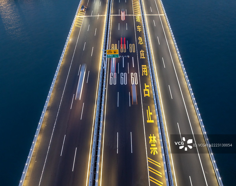 青岛胶州湾大桥黄昏时的无人机航拍视角图片素材