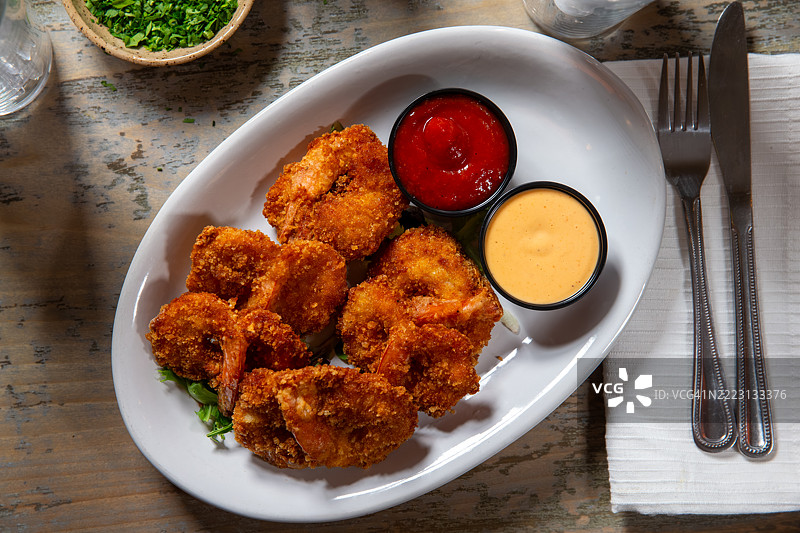 炸大虾的俯视角度图片素材