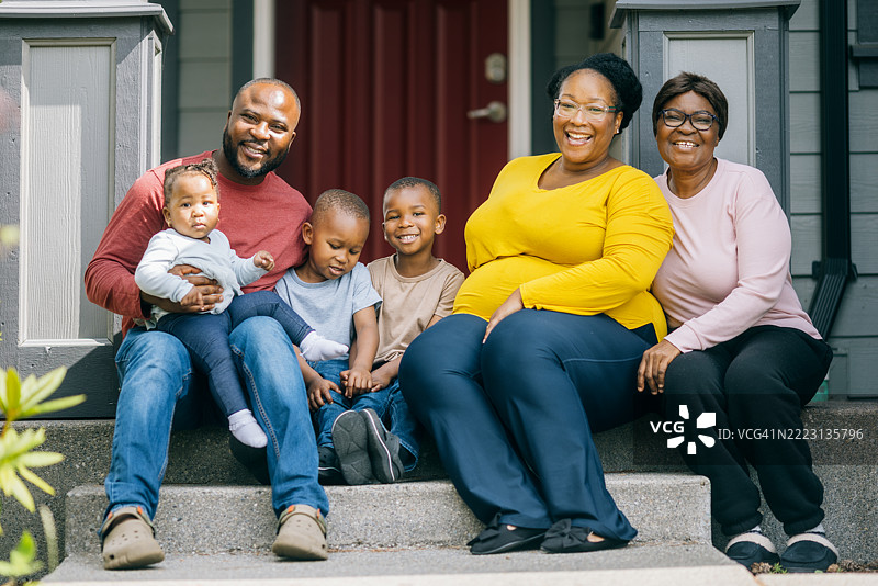 多代家庭在新家外合影图片素材