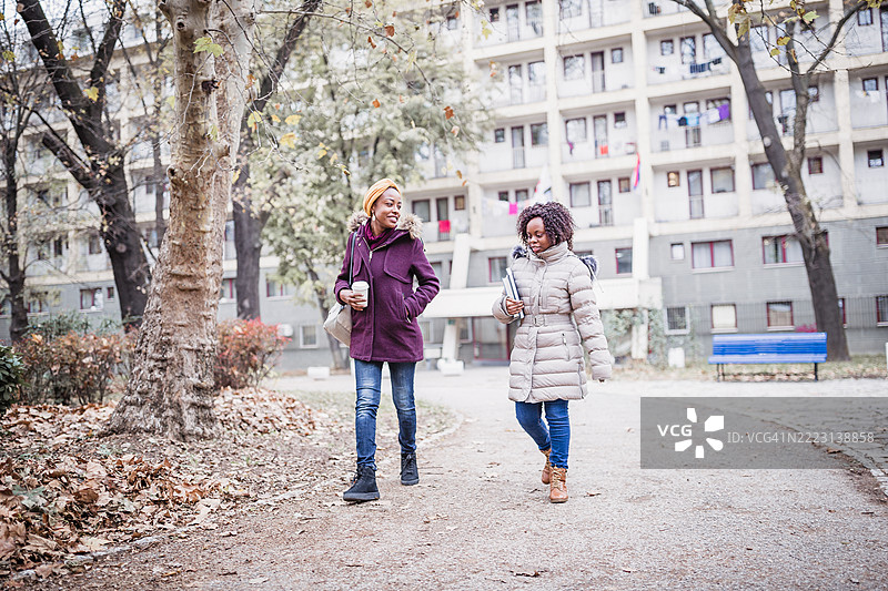与朋友在城市住宅区晨跑图片素材