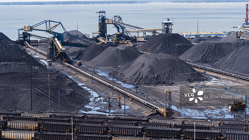 港口装载煤堆。沿着铁路的洒水煤堆，位于弗吉尼亚州纽波特纽斯。鸟瞰图。图片素材