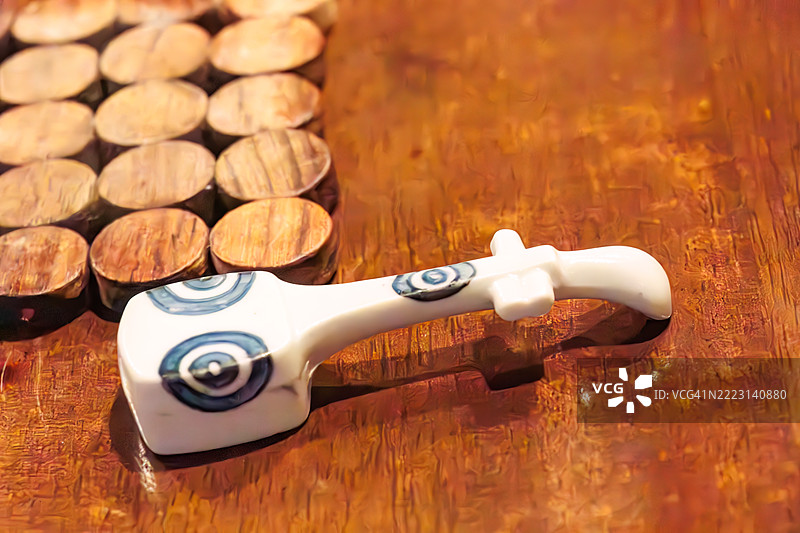 形状像“三味线”（三弦乐器）的筷子架。图片素材