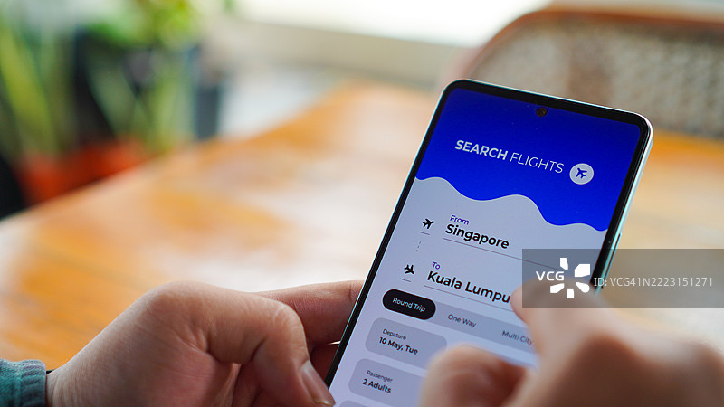 使用智能手机预订机票图片素材