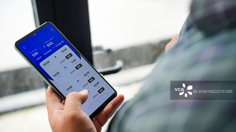 使用智能手机预订机票图片素材